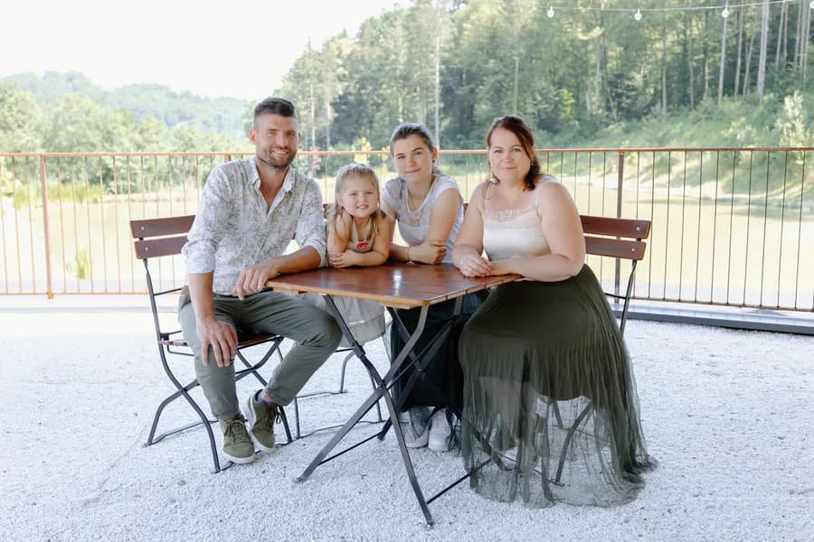 Christian und Melanie mit der Familie auf der Terrasse